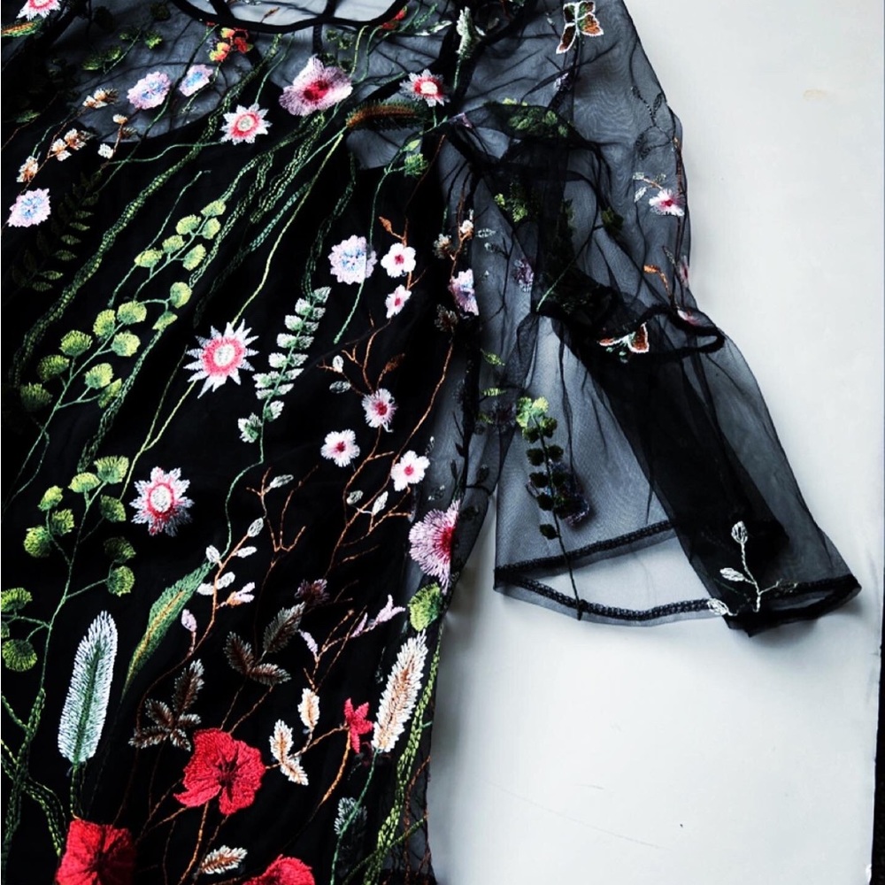 Tyliyah TWILIGHT GARDEN BLOUSE dressy floral size Medium - Picture 5 of 6